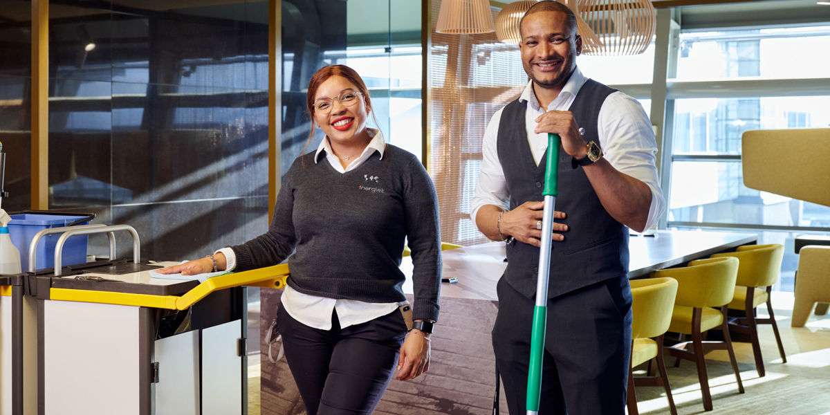 Schoonmaakmedewerkers aan het werk in een bedrijfspand
