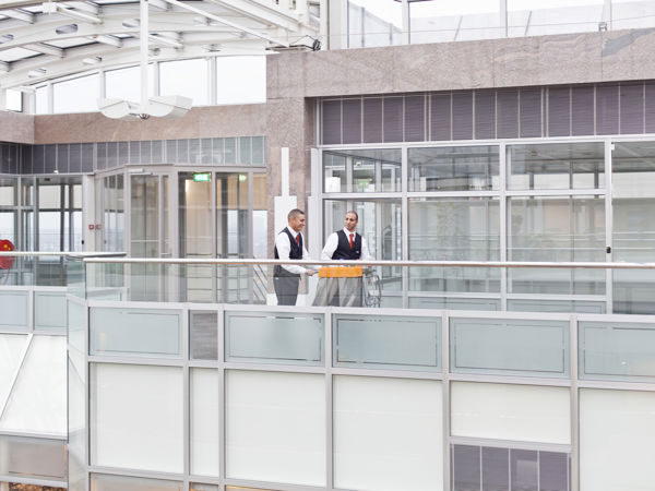 Schoonmaakmedewerkers samen aan het werk
