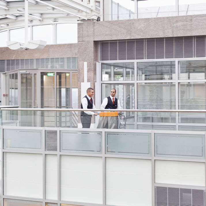 Schoonmaakmedewerkers samen aan het werk