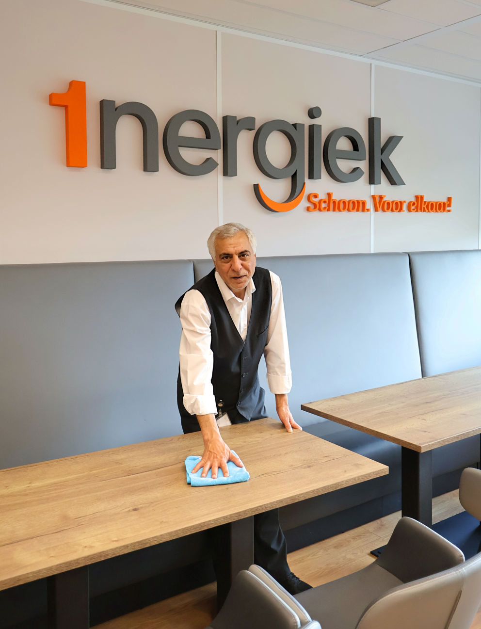 Schoonmaakmedewerker aan het werk in een bedrijfspand