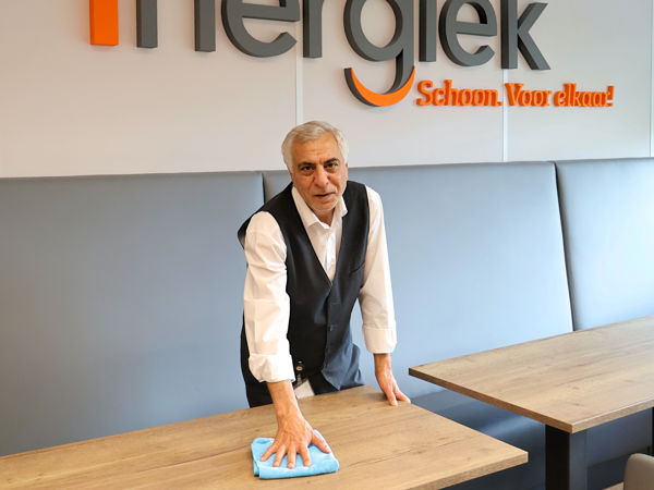 Schoonmaakmedewerker aan het werk in een bedrijfspand