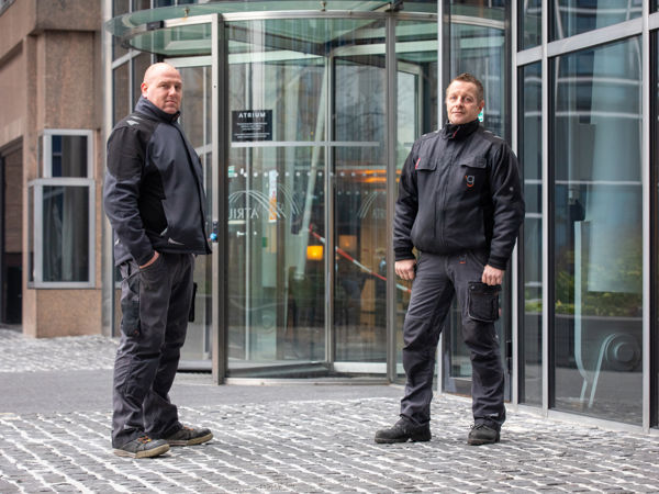 Glazenwassers voor de ingang van een bedrijfspand