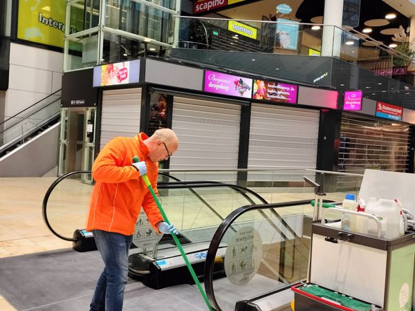 Collega's van schoonmaakbedrijf 1nergiek aan het werk bij Cityplaza Nieuwegein