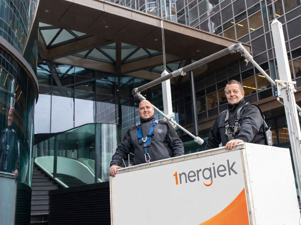 Glazenwassers in een gondel voor een bedrijfspand