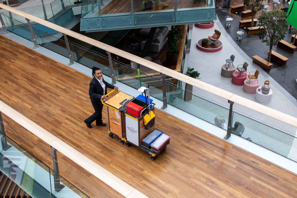 Schoonmaakmedewerker aan het werk in een bedrijfspand