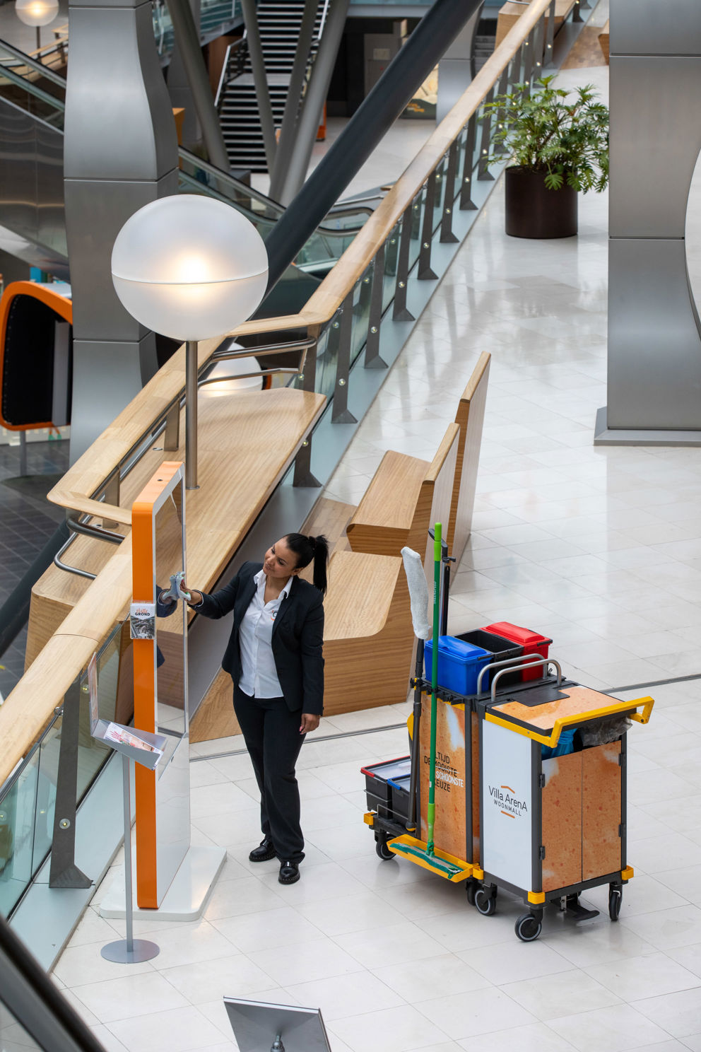 Schoonmaakmedewerker aan het werk in een bedrijfspand