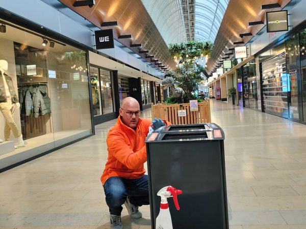 Collega's van schoonmaakbedrijf 1nergiek aan het werk bij Cityplaza Nieuwegein