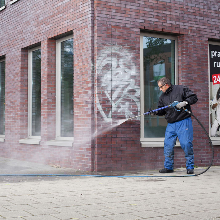 Specialist gevelreiniging die graffiti van de gevel verwijderd