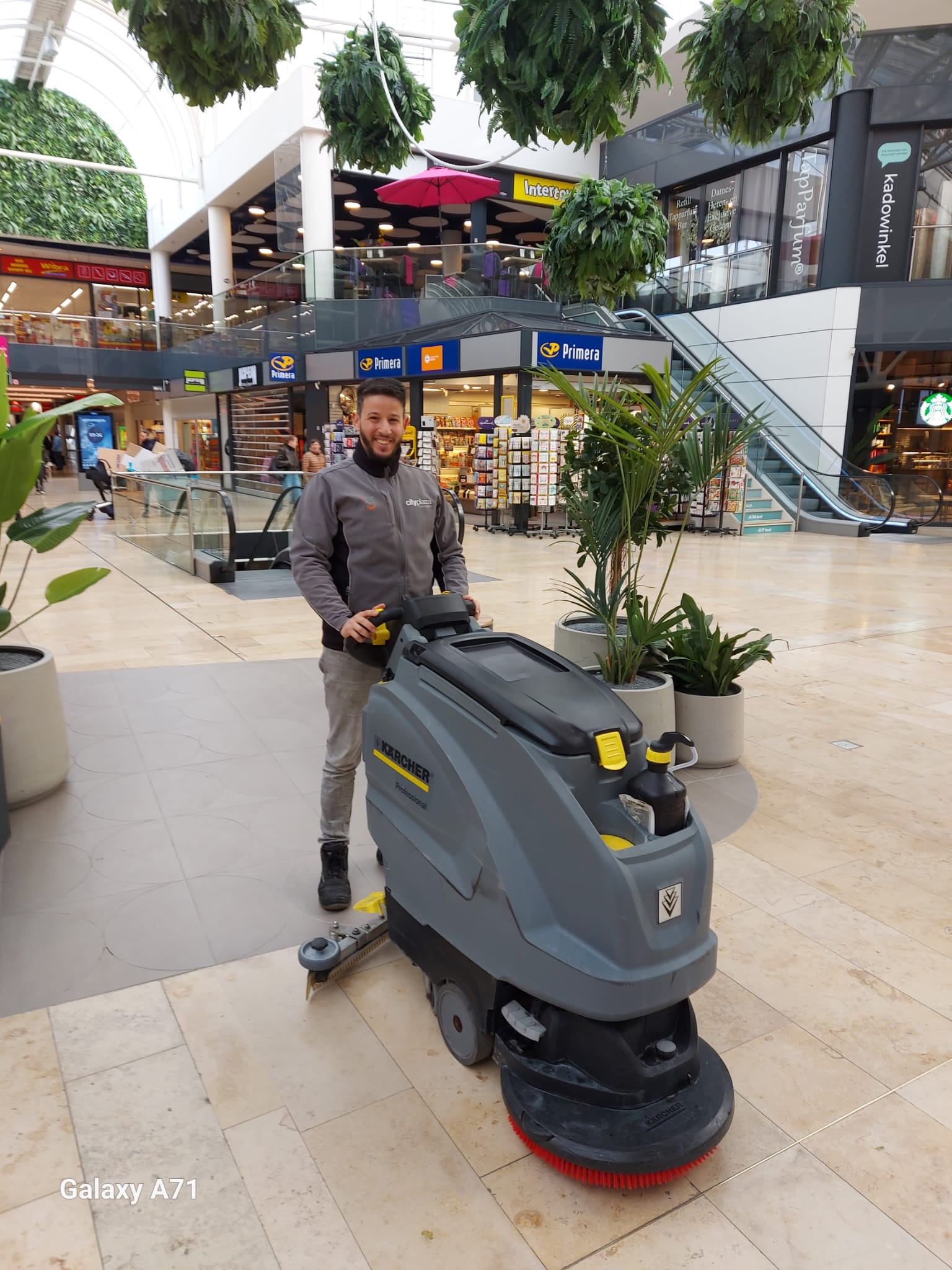 Portret van medewerker Sufian bij schoonmaakbedrijf 1nergiek