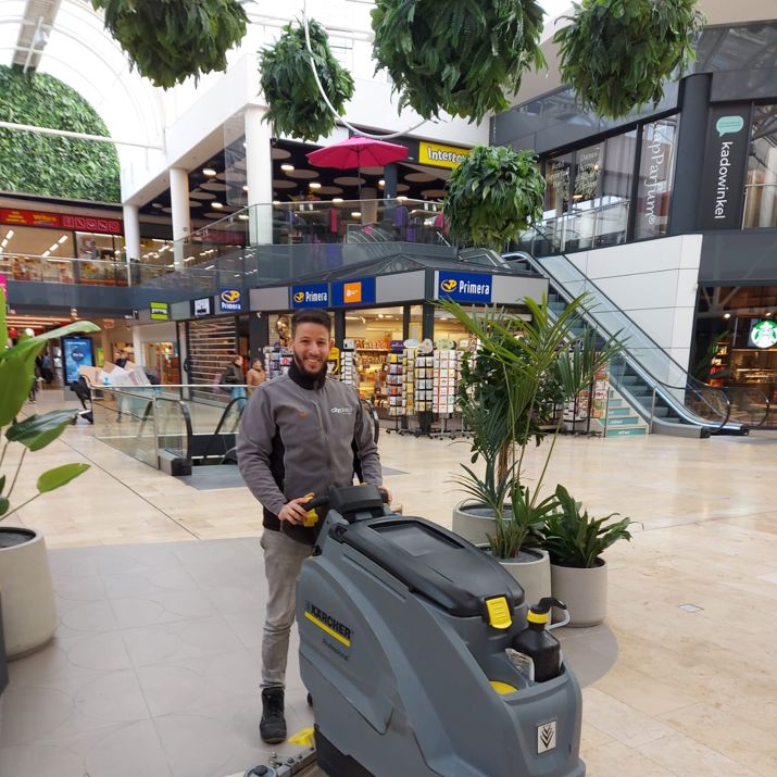 Portret van medewerker Sufian bij schoonmaakbedrijf 1nergiek