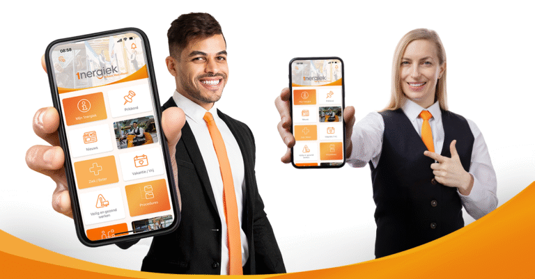Collega's van schoonmaakbedrijf 1nergiek met telefoon in hun hand waar de medewerkers app te zien is