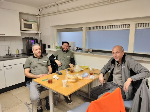 Collega's van schoonmaakbedrijf 1nergiek aan het werk bij Cityplaza Nieuwegein