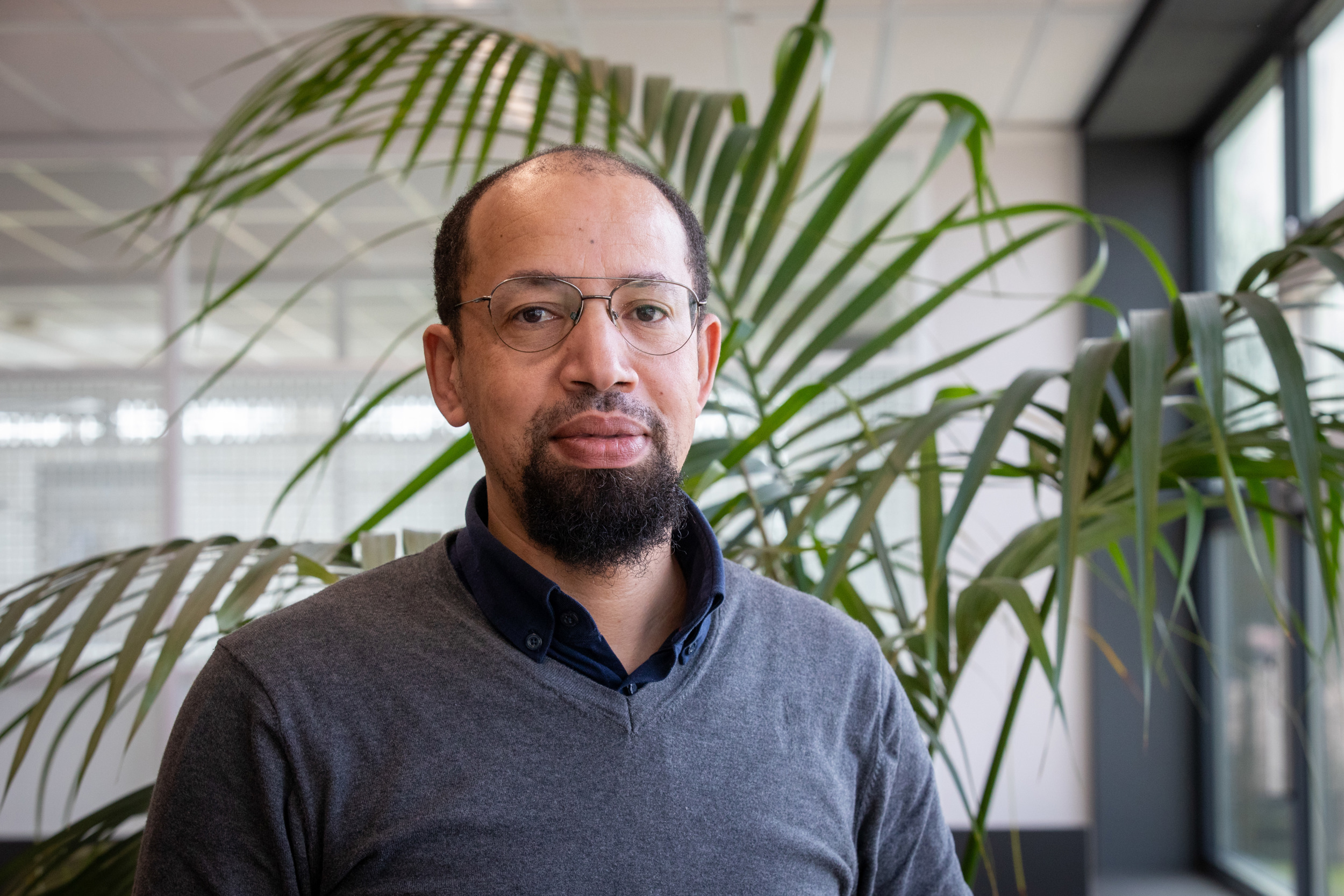 Portret van medewerker Abdel bij schoonmaakbedrijf 1nergiek