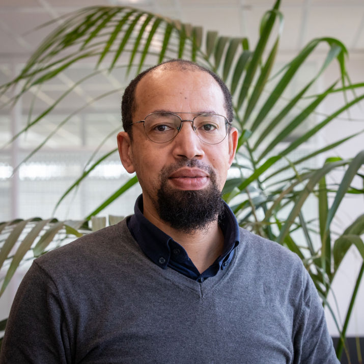 Portret van medewerker Abdel bij schoonmaakbedrijf 1nergiek