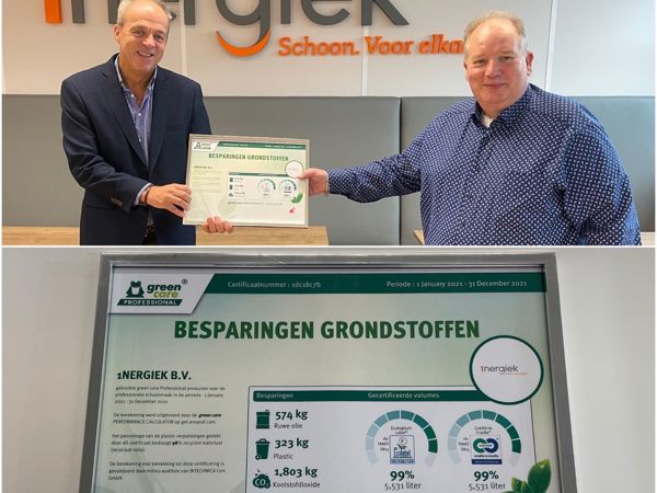 Overhandiging certificaat besparing grondstoffen van Werner & Mertz aan schoonmaakbedrijf 1nergiek