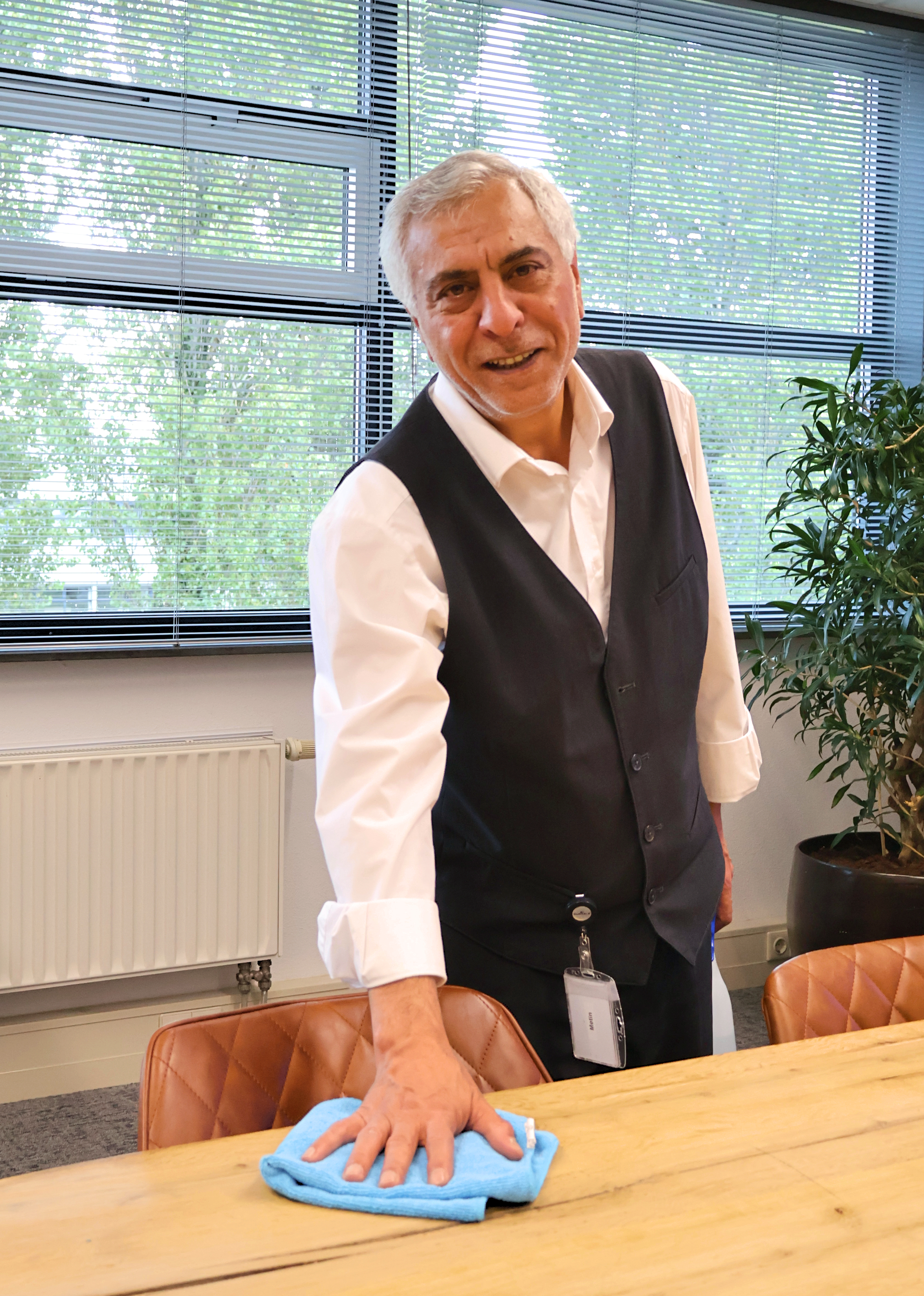 Schoonmaakmedewerker aan het werk in een bedrijfspand