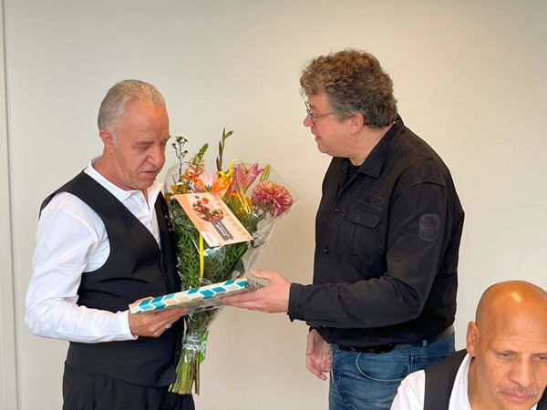 Overhandiging cadeau aan collega Huseyin van schoonmaakbedrijf 1nergiek