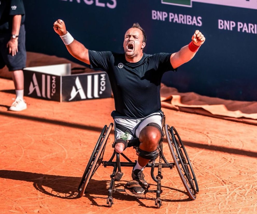 Rolstoeltennisser Tom Egberink aan het juichen