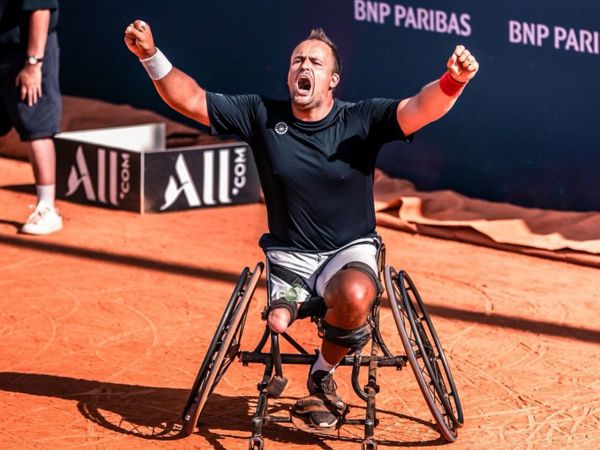 Rolstoeltennisser Tom Egberink aan het juichen