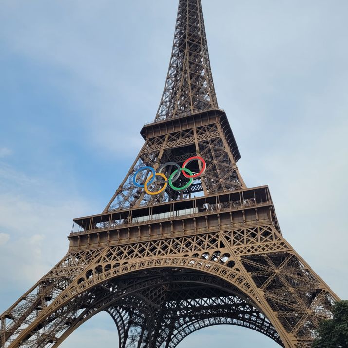 Eiffeltoren met ringen van de Olympische Spelen