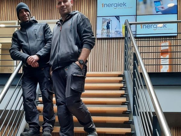 Medewerkers glasbewassing die samen op de trap staan