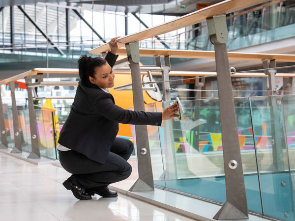 Schoonmaakmedewerker aan het werk in een bedrijfspand