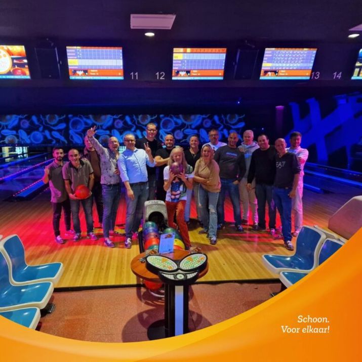 Groepsfoto van collega's van schoonmaakbedrijf 1nergiek tijdens bedrijfsuitje bowling