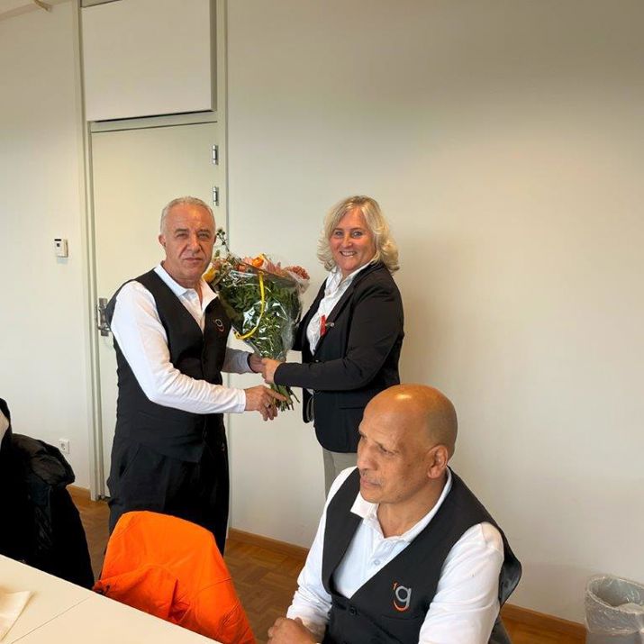 Overhandiging bloemen aan collega Huseyin van schoonmaakbedrijf 1nergiek