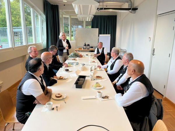 Collega's van schoonmaakbedrijf 1nergiek aan tafel voor viering jubileum Huseyin