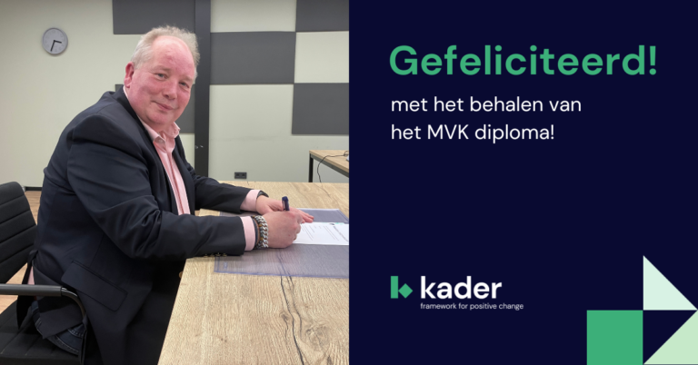 Kwaliteitsmanager Guido ondertekent zijn MVK diploma