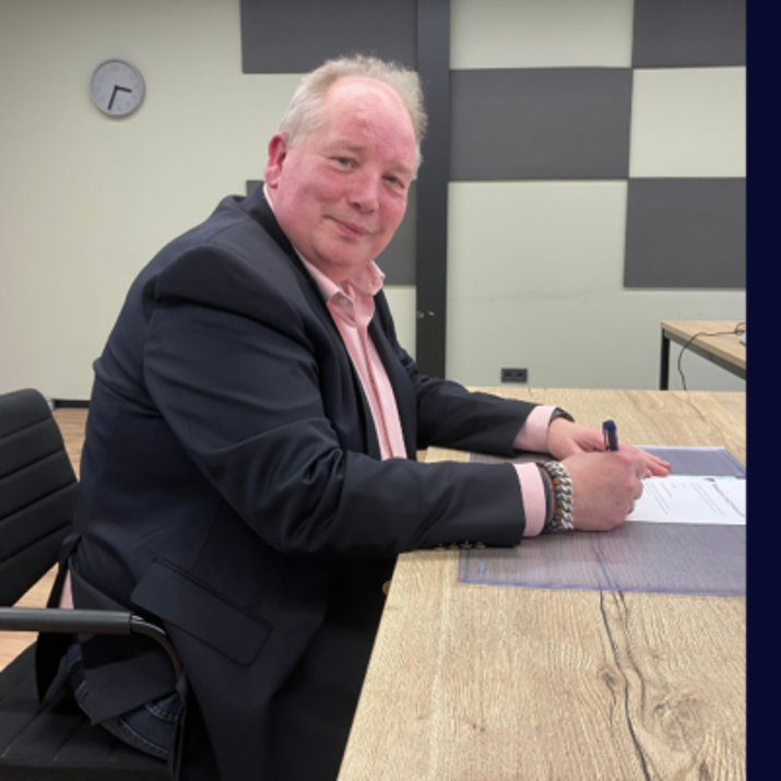 Kwaliteitsmanager Guido ondertekent zijn MVK diploma