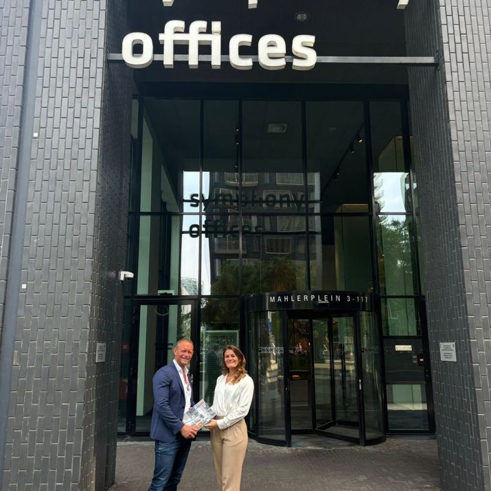 Overhandiging magazine van schoonmaakbedrijf 1nergiek aan Symphony Office