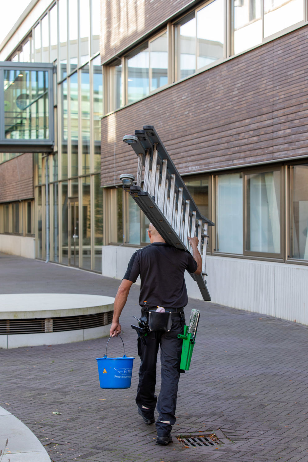Glazenwasser met benodigdheden voor glasbewassing
