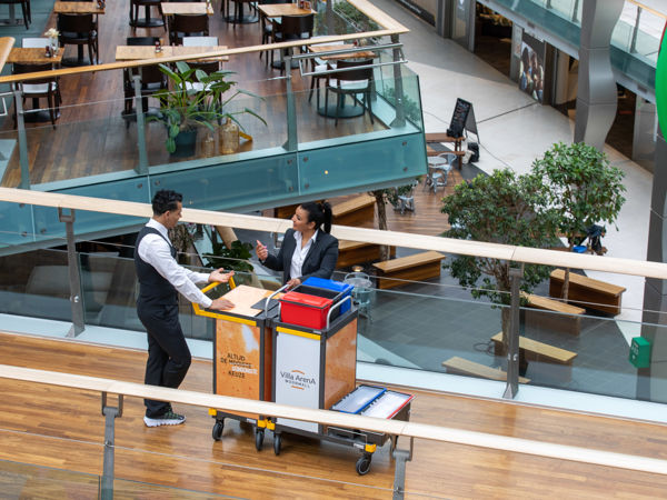 Schoonmaakmedewerkers aan het werk in een bedrijfspand