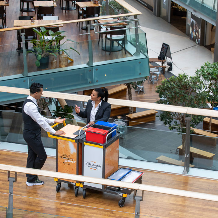 Schoonmaakmedewerkers aan het werk in een bedrijfspand