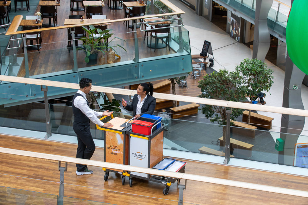 Schoonmaakmedewerkers aan het werk in een bedrijfspand