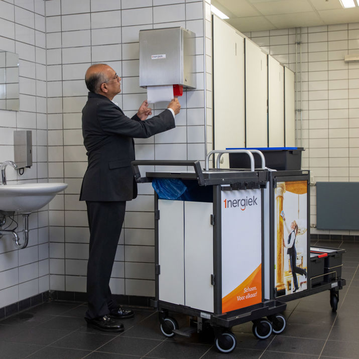 Schoonmaakmedewerker aan het werk in een sanitaire ruimte