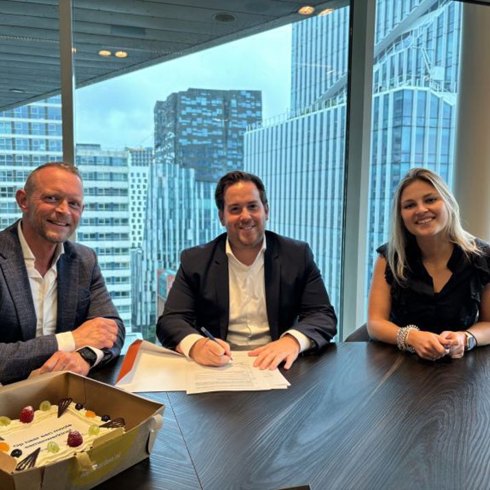 Ondertekening van samenwerking 1negiek en Vibe Group voor glasbewassing